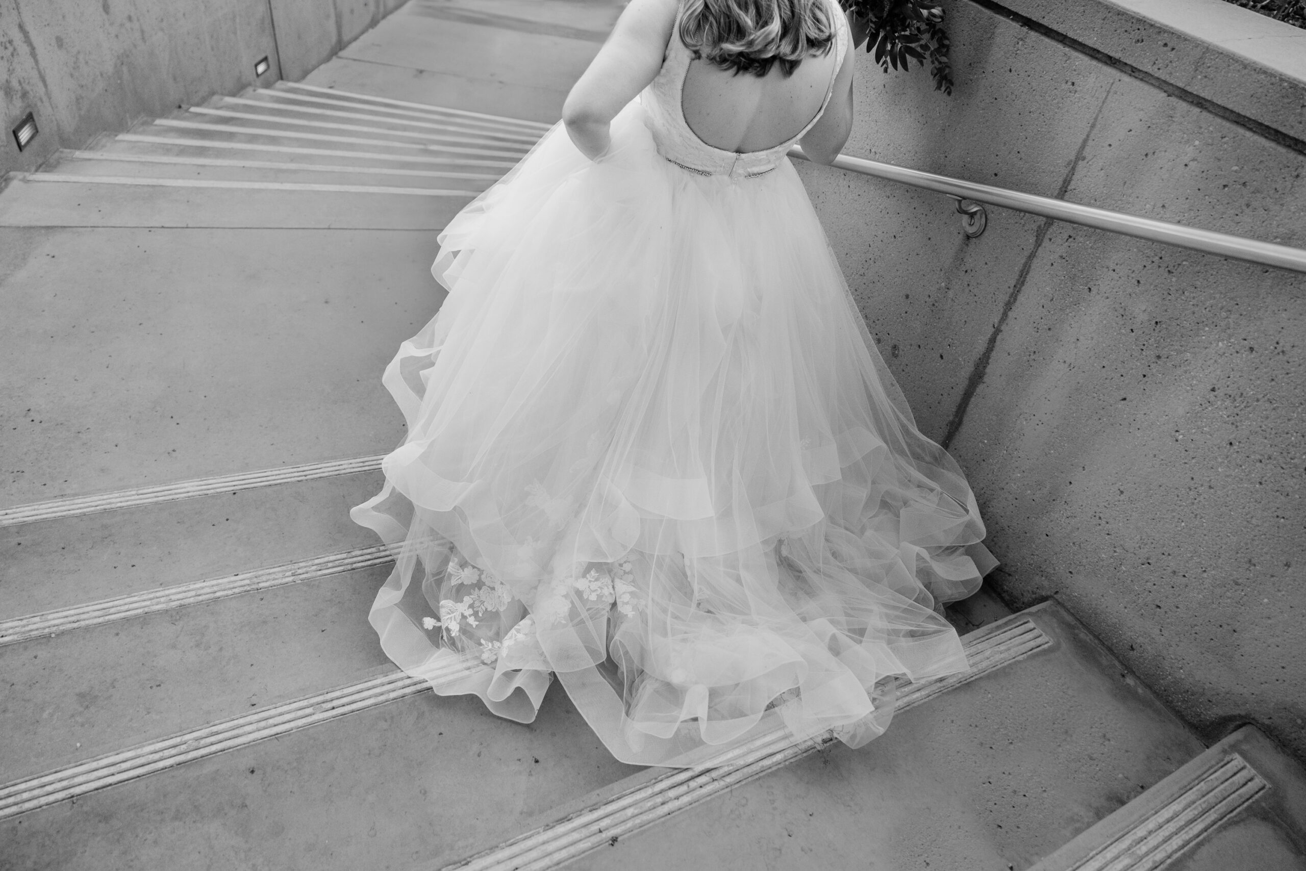 Black and white image of bride at nixon library wedding